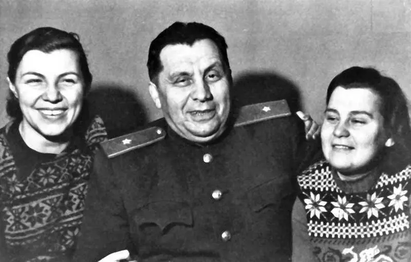 Зоя Леонид и Светлана 1950 год Таня с Зарубиными 1951 год Леонид Эйтингон - фото 39