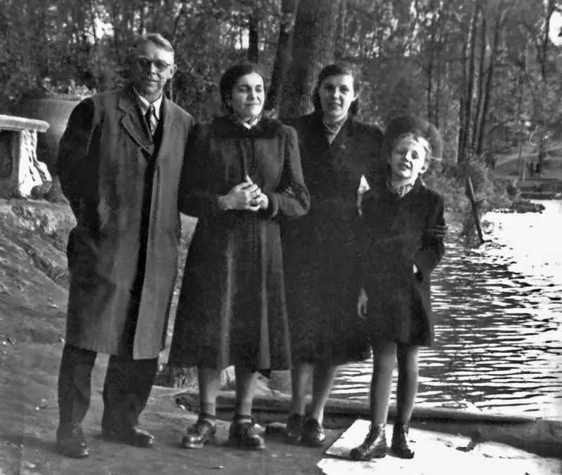 Таня с Зарубиными 1951 год Леонид Эйтингон 1951 год Любимое хобби охота - фото 40
