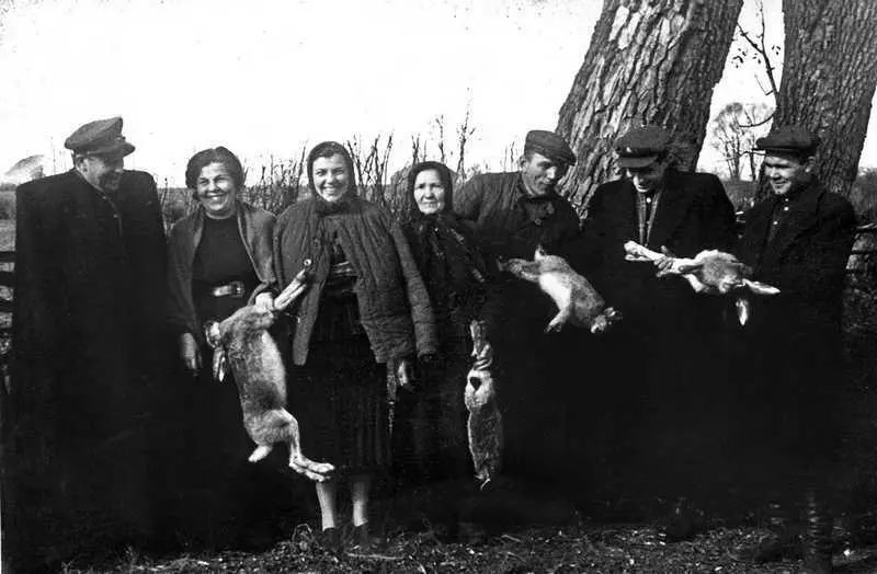 Охотничьи трофеи 1951 год Леонид Таня и Ольга 1951 год Леонид Таня и - фото 43