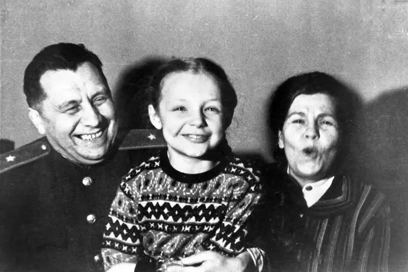 Леонид Таня и Ольга 1951 год Леонид Эйтингон 1951 год Ольга Наумова 1951 - фото 45
