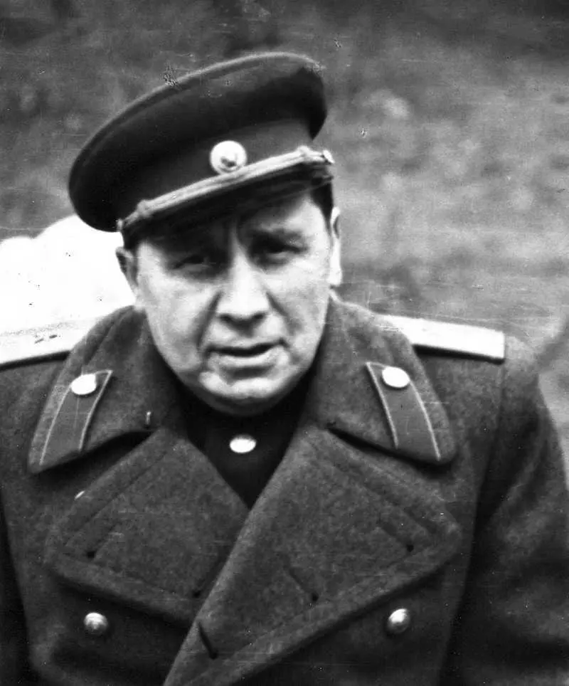 Леонид Эйтингон 1951 год Ольга Наумова 1951 год Леонид в кругу семьи - фото 46