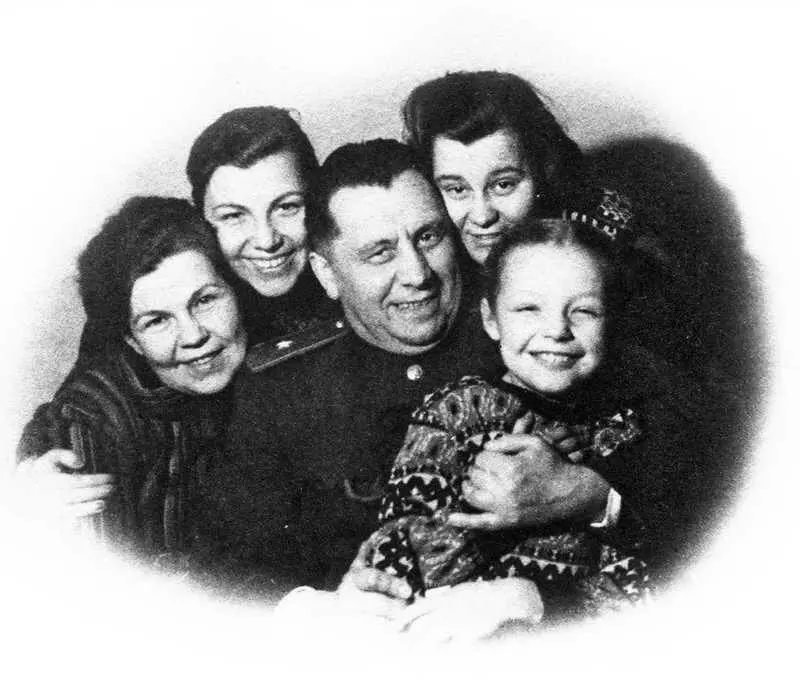 Леонид в кругу семьи Таня с мамой и бабушкой 1953 год Декан с комсомольским - фото 48
