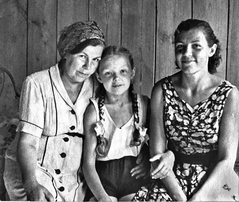 Таня с мамой и бабушкой 1953 год Декан с комсомольским активом 1953 год На - фото 49