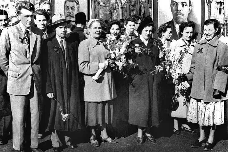 На первомайской демонстрации 1954 год Михаил Ильич Ольга Ивановна и Илюша - фото 51