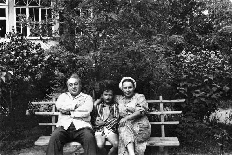 Михаил Ильич Ольга Ивановна и Илюша Белкины 1951 год Конференция в Индии - фото 52