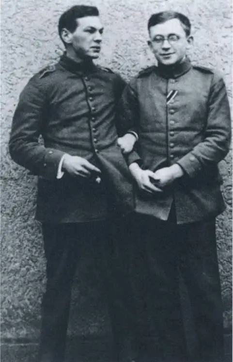 Рихард с фронтовым товарищем 1915 г Немецкие артиллеристы на огневой - фото 10