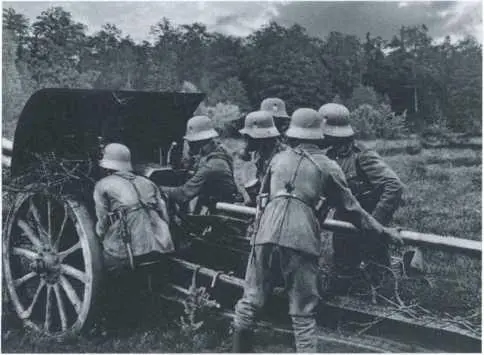 Немецкие артиллеристы на огневой позиции Артиллерийский обстрел противника - фото 11