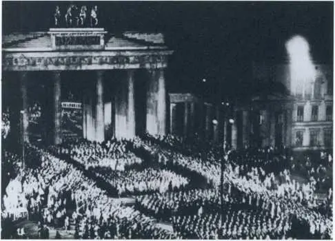 Шествие фашистских штурмовых отрядов в Берлине Восторженная встреча Гитлера - фото 36