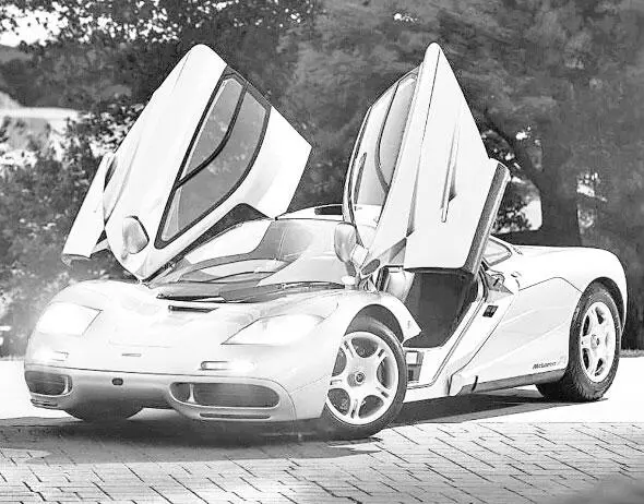 Спортивный автомобиль McLaren F1 серебристого цвета стоимостью в 1 миллион - фото 8