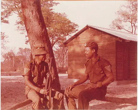Two senior Bushman soldiers of 31 Battalions reconnaissance wing On the left - фото 20