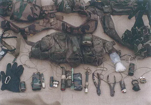 A Small Team operators personal equipment All items were secured to the chest - фото 46