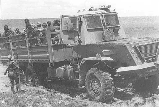 The Kwêvoël en route to the forward UNITA temporary base during Operation - фото 56