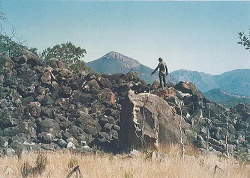 Small Team operator José da Costa points to the position of the cache during - фото 58