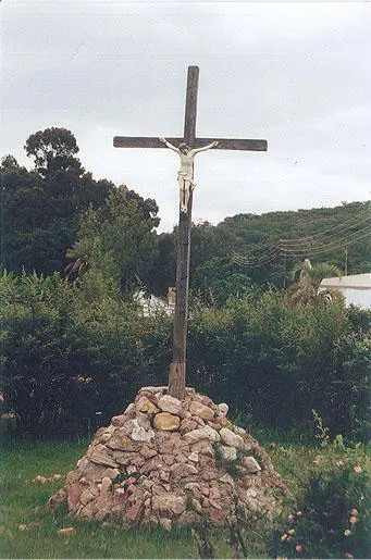 This wooden cross was still at the mission station near the town of Huila in - фото 60
