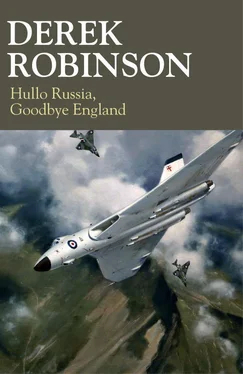 Derek Robinson Hullo Russia, Goodbye England обложка книги