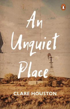 Clare Houston An Unquiet Place обложка книги