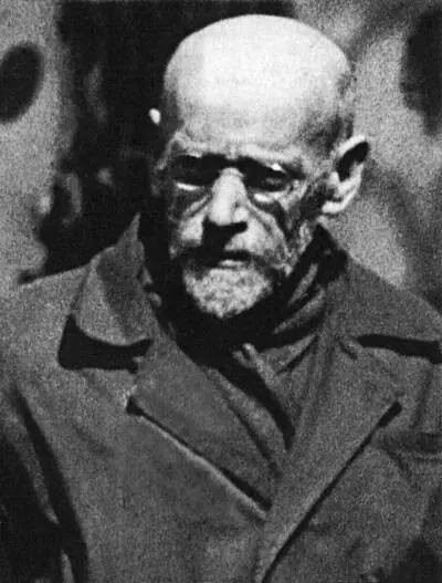 Януш Корчак у здания Дома сирот 19381939 гг Дети собирают каяк во дворе - фото 8