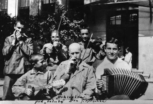 Януш Корчак с оркестром детского дома в Варшаве 19331934 гг Януш Корчак - фото 18