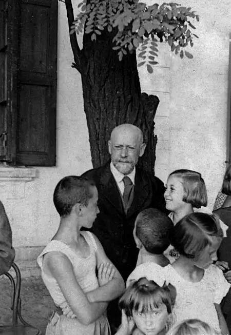 Корчак с детьми из детского дома под акацией Гоцлавек Розочка 1938 г - фото 23