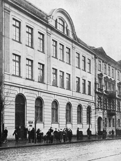В этот дом на Хлодной улице в Варшавском гетто в период с ноября 1940 г по - фото 25