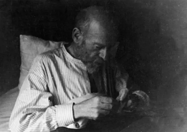 Януш Корчак в Варшавском гетто 19411942 гг Власти разрешили ему уходить и - фото 27