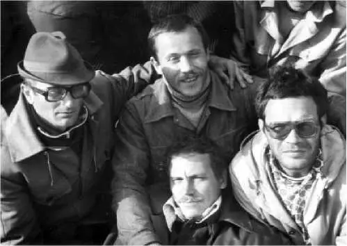 1984 год Обязательные полевые работы слева направо ЮН Бунин др мед наук - фото 15