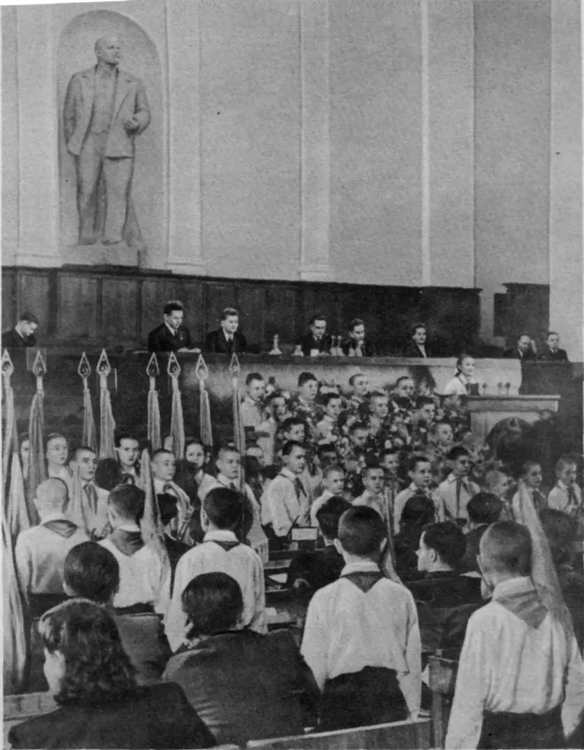 Пионеры столицы приветствуют делегатов XI съезда ВЛКСМ Вместе с - фото 3
