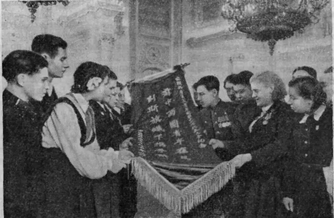 Это знамя с вышитыми на нём словами привета передала XI съезду комсомола - фото 6