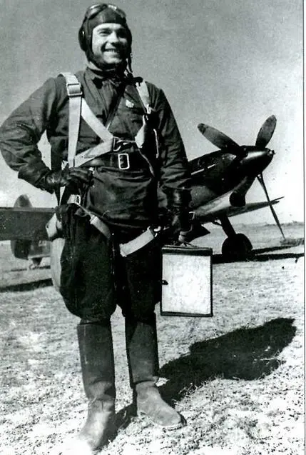 ВД Лавриненков перед своим Як1 Сталинградский фронт октябрь 1942 г К - фото 20