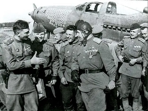 Друзья поздравляют Александра Покрышкина с присвоением ему звания трижды Героя - фото 26