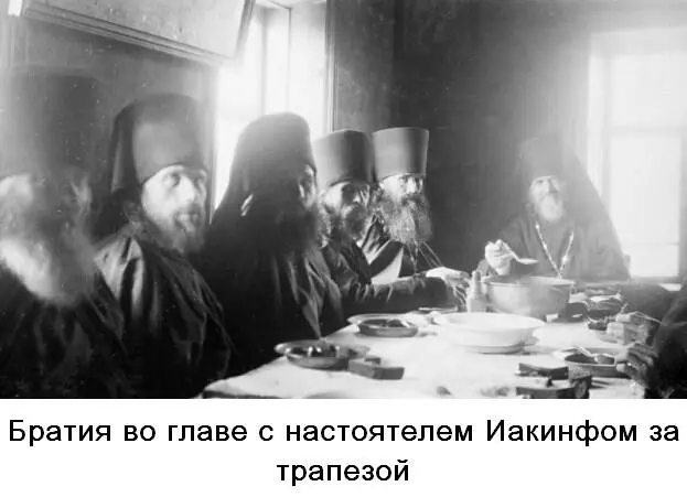 Открыли Царские врата и певчие на хорах спели Рождественский кондак Дева - фото 22