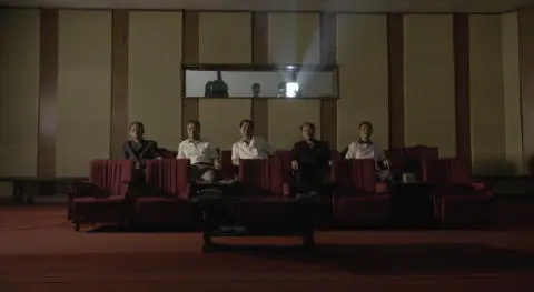 Mr O Mr Pei and their colleagues watch rushes in the April 25 Military Film - фото 8
