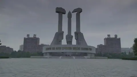 The Tang Tap monument celebrating the Worker the Artist and the Farmer - фото 15
