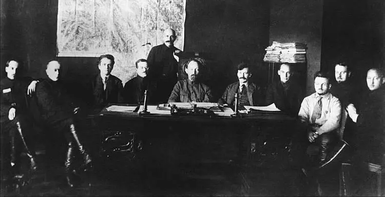 Фото Последняя Коллегия ВЧК январь 1922 года Изо всех людей на этой - фото 1