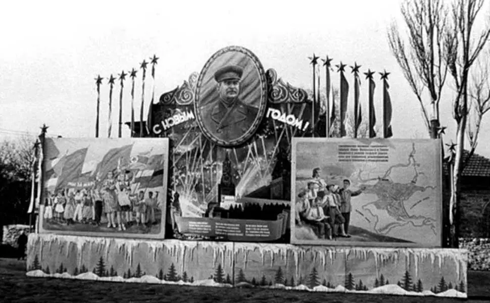 Некогда религиозный праздник Рождества стал после 1936 года новым инструментом - фото 246