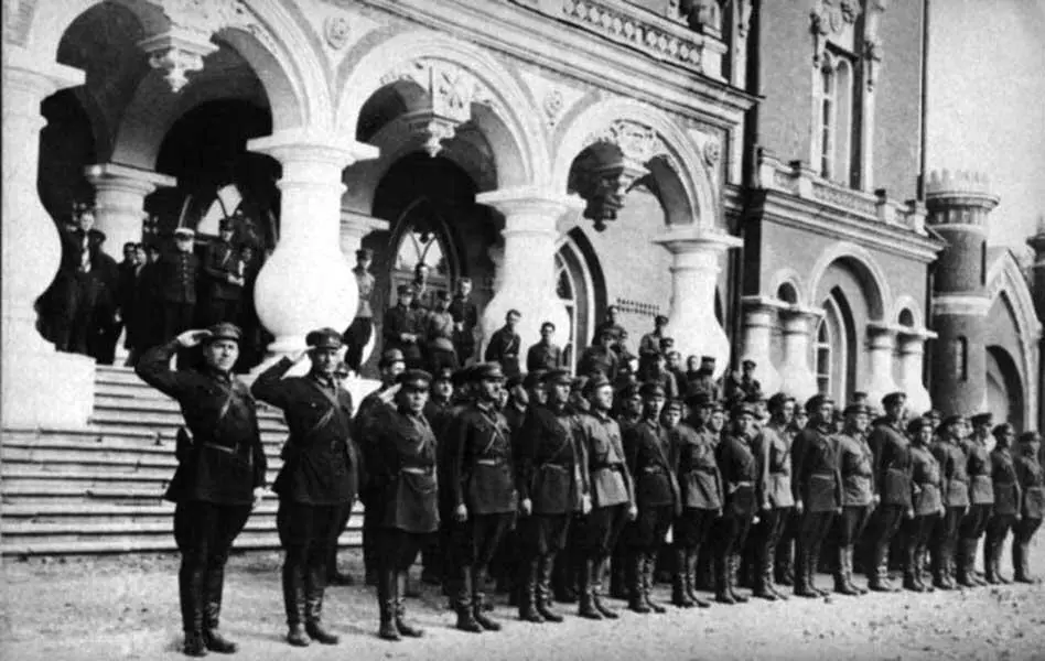 Рота красных пилотов у входа в Петровский дворец 1932 год Купол главного - фото 250