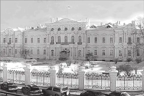 Здание Суворовского училища В 17981800 гг со стороны сада по оси Главного - фото 137