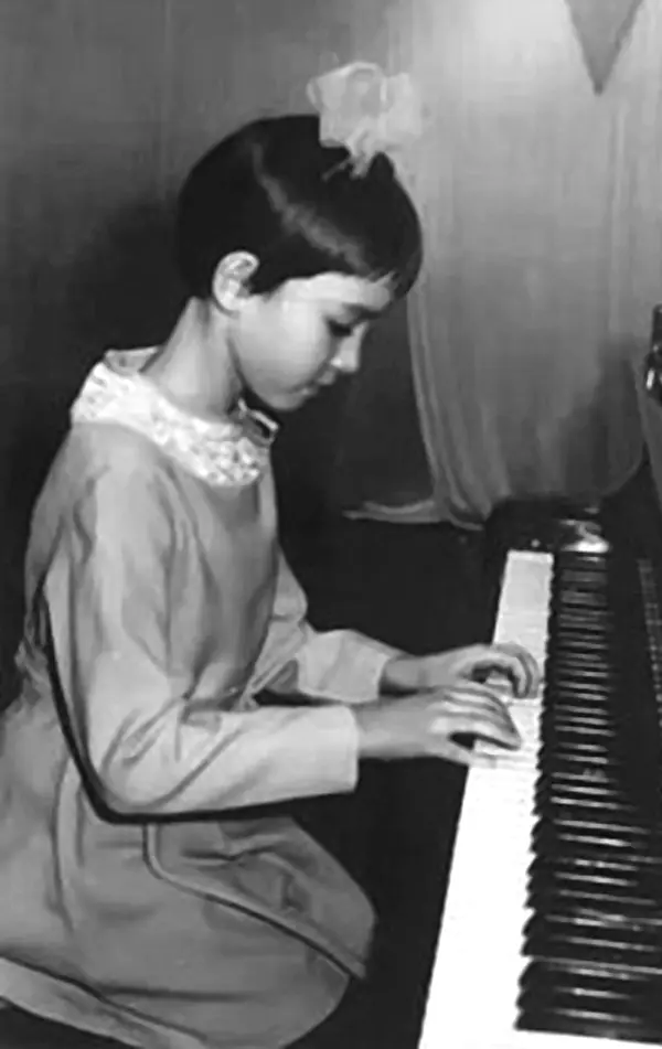 Анна Самохина в музыкальной школе 1972 г В общем от греха подальше Геру - фото 9