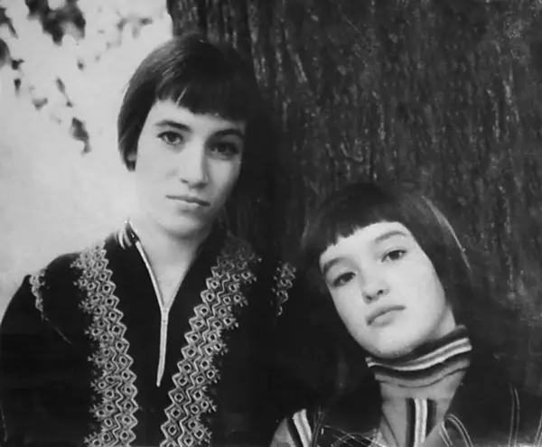 Анна Самохина с сестрой Маргаритой 1973 г Наша семья жила в семейном - фото 11