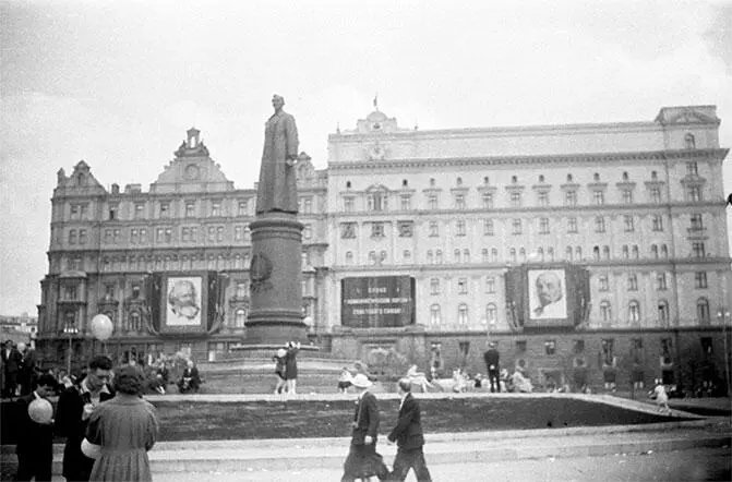 Площадь Дзержинского Фото из семейного архива Ю Батуева 1974 Памятник - фото 300