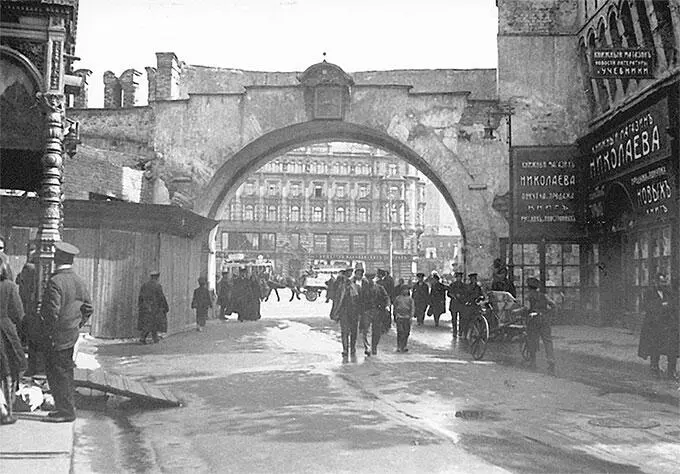 Вид на Лубянскую площадь через Владимирские ворота Фото 1910х годов из фонда - фото 301