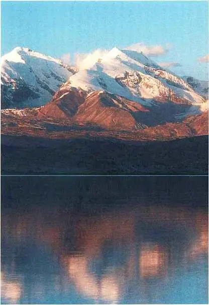 Горы на озере Каракуль Китай 1996 г Хоу И отправляется в горы Куньлунь - фото 286