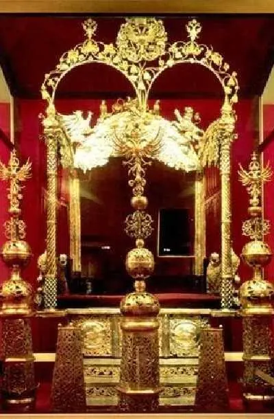 Серебряный двойной трон царей Ивана и Петра Алексеевичей Несомненным успехом - фото 180