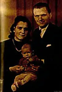 Я с родителями Мне 4 месяца Январь 1949 г Дома 1955 г Семилетий я на - фото 3