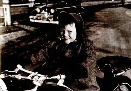 Семилетий я на отцовском мотоцикле 1955 г　 Наша первая фотосессия 1965 - фото 5