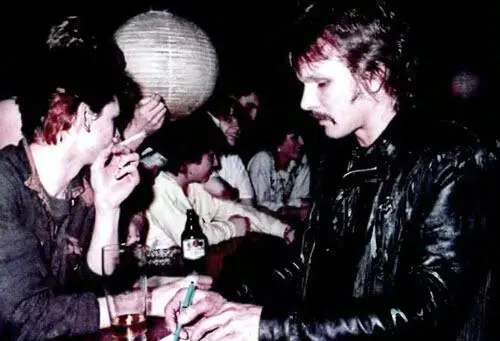 Раздаю автографы в RockFabric в Штутгарте 1988 г Мой брат Майкл мама - фото 14