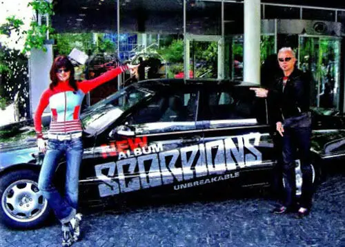 Перед концертом в Мюнхене на фоне Scorpions unbreakable 2004 г　 Мы с - фото 60