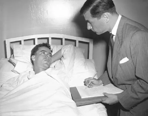 Mitchell Cohen questions Howard Unruh in a hospital bed September 7 1949 The - фото 6