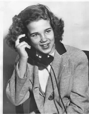Sally on the telephone to her family in the hours after her rescue With - фото 9