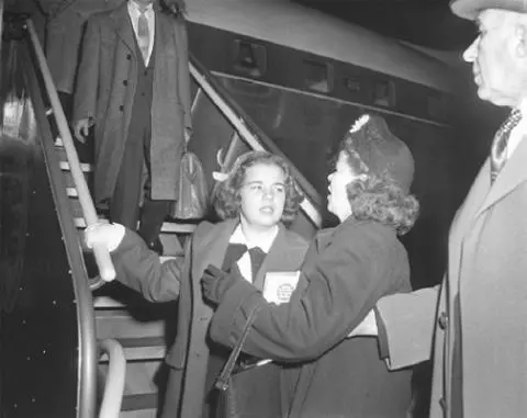 Sally sees her mother Ella Horner for the first time in twentyone months - фото 11